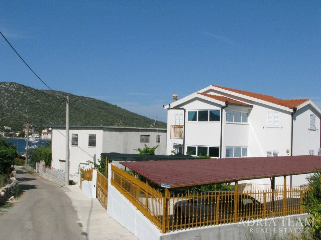 APARTMANSKA KUĆA S 5 APARTMANA – 70 m OD MORA – VINIŠĆE, OKOLICA TROGIRA