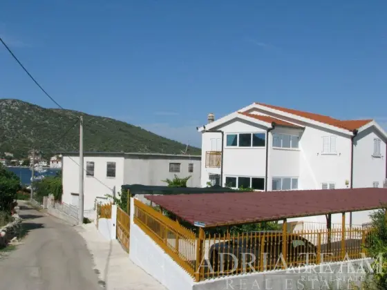 APARTMANSKA KUĆA S 5 APARTMANA – 70 m OD MORA – VINIŠĆE, OKOLICA TROGIRA nekretnina za prodaju