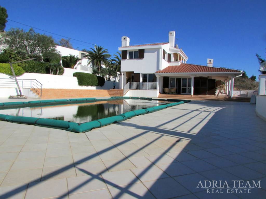 LUKSUZNA VILA S BAZENOM – RAŽANAC