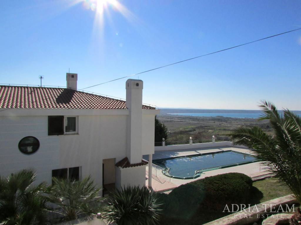 LUKSUZNA VILA S BAZENOM – RAŽANAC