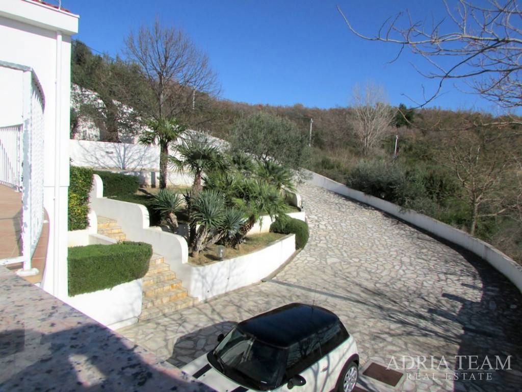 LUKSUZNA VILA S BAZENOM – RAŽANAC