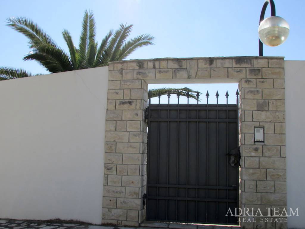 LUKSUZNA VILA S BAZENOM – RAŽANAC