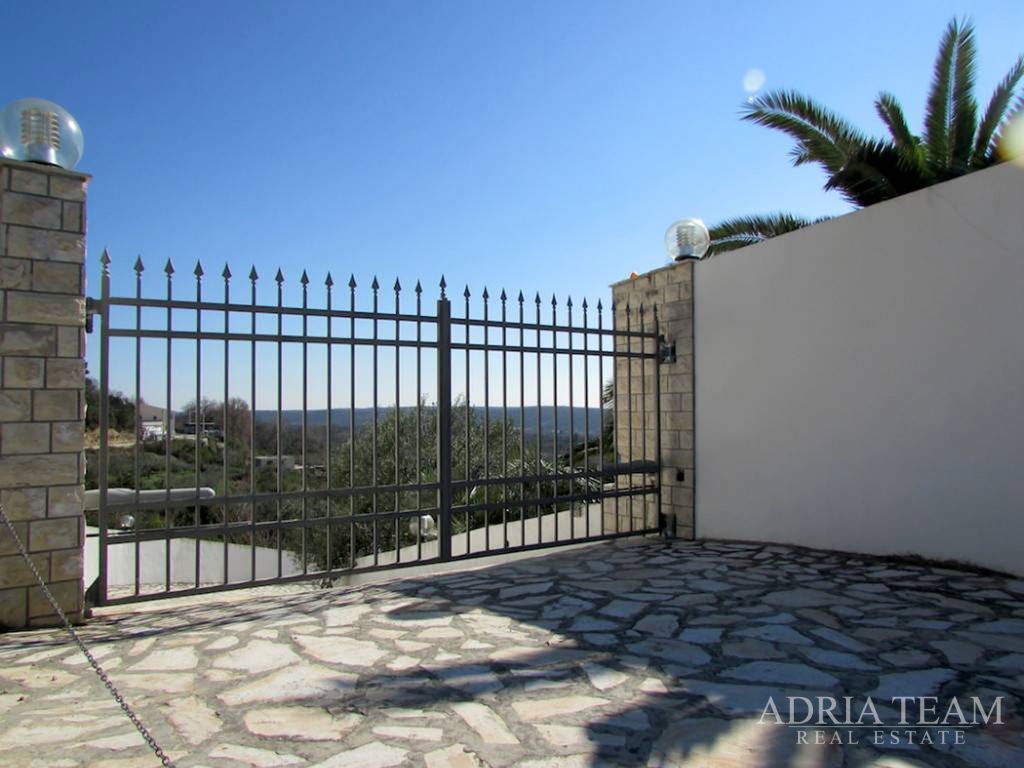 LUKSUZNA VILA S BAZENOM – RAŽANAC