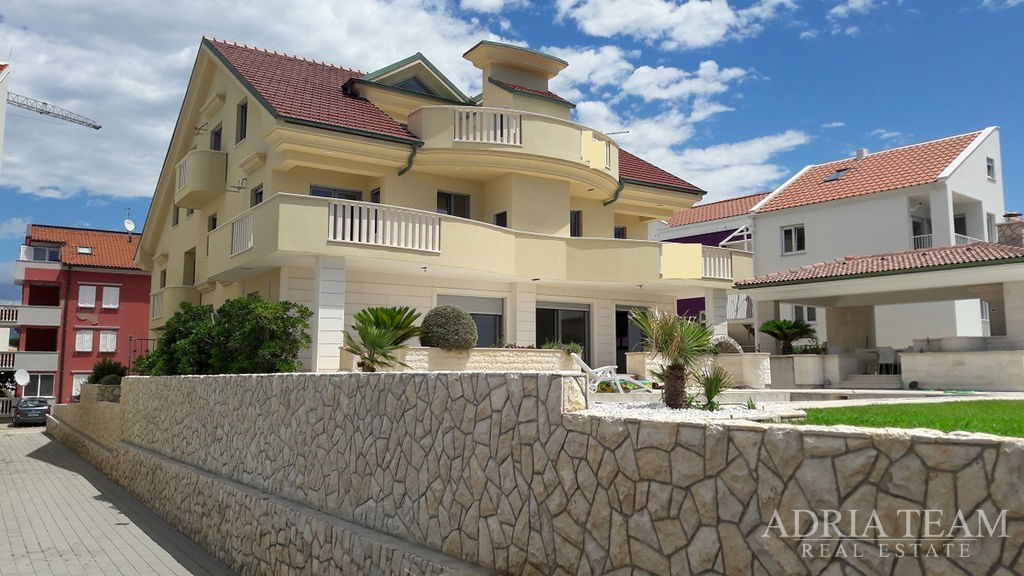 LUKSUZNI APARTMAN S PANORAMSKIM POGLEDOM  – POVLJANA, PAG