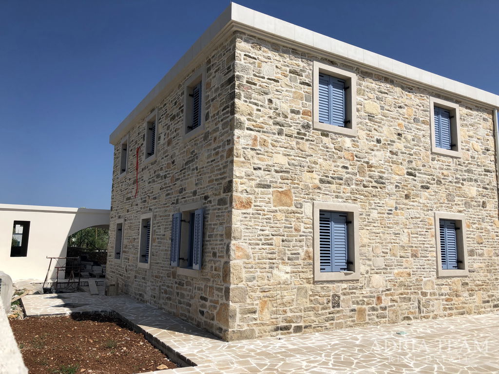 LUKSUZNA KAMENA VILA S BAZENOM – PAŠMAN