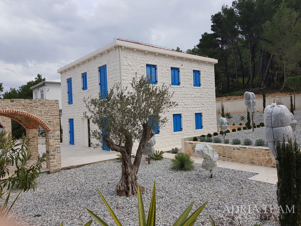 LUKSUZNA KAMENA VILA S BAZENOM – PAŠMAN