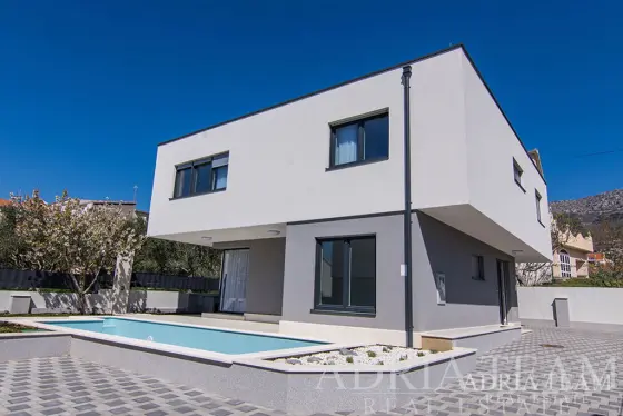 MODERNA LUKSUZNA VILA 1- 202 m² – 300 M OD MORA – KAŠTEL KAMBELOVAC nekretnina za prodaju