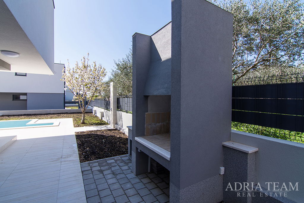 MODERNA LUKSUZNA VILA 1- 202 m² – 300 M OD MORA – KAŠTEL KAMBELOVAC