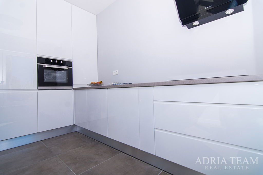 MODERNA LUKSUZNA VILA 1- 202 m² – 300 M OD MORA – KAŠTEL KAMBELOVAC