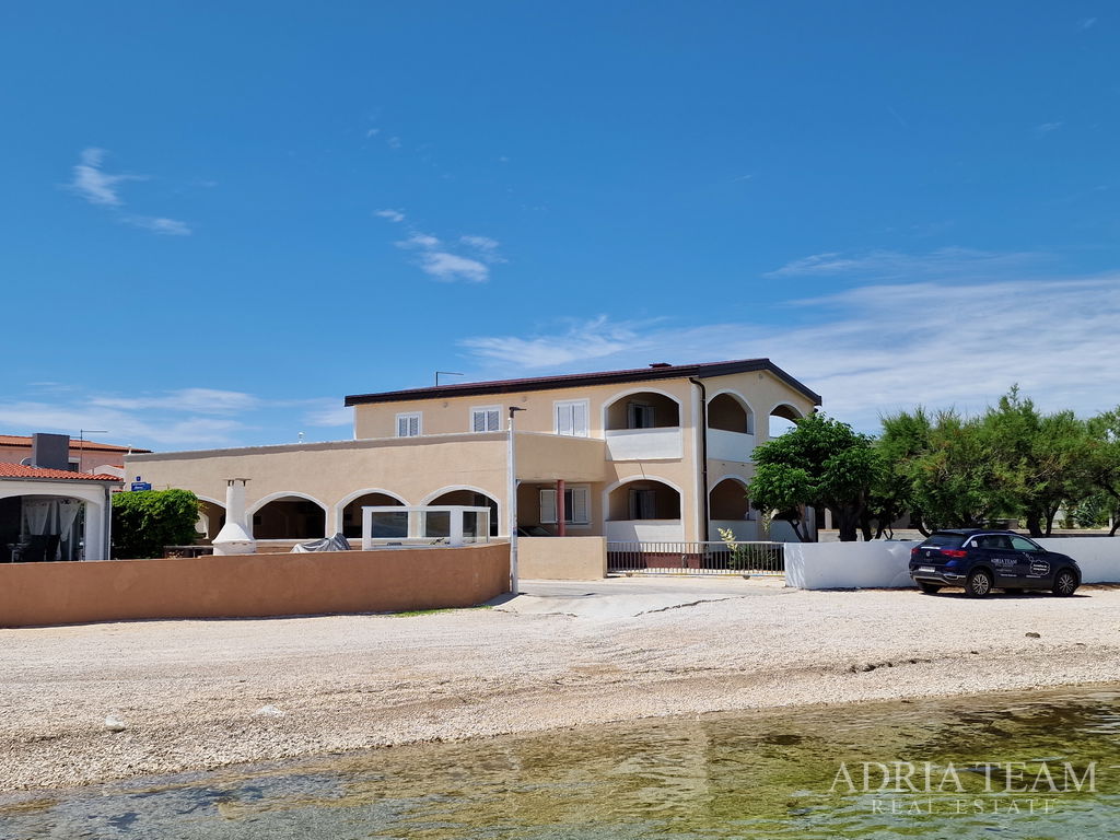 SAMOSTOJEĆA KUĆA S 5 APARTMANA – BLIZINA MORA I PLAŽE – VIR