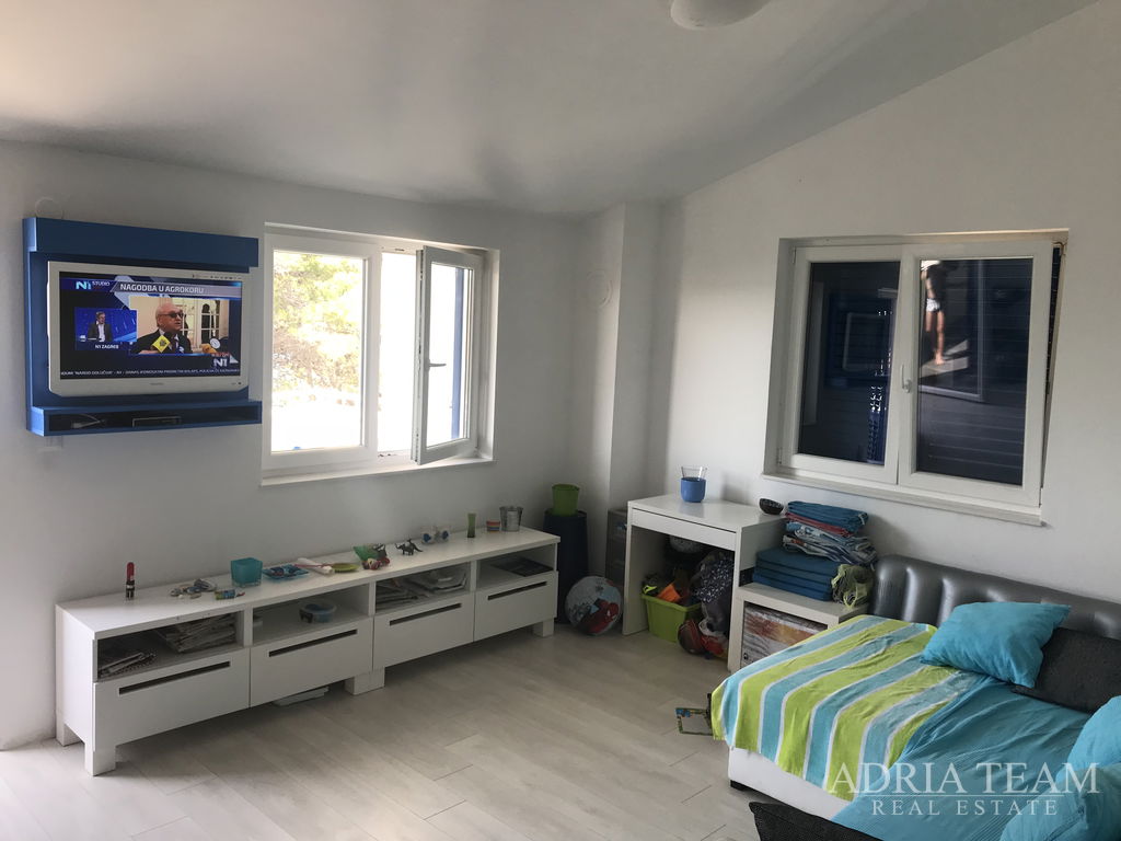 DVOSOBNI APARTMAN 35 M OD MORA S POGLEDOM – VERUNIĆ, DUGI OTOK