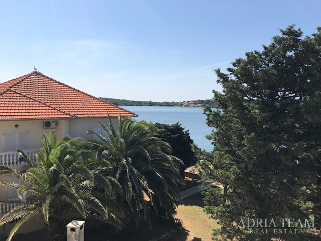 DVOSOBNI APARTMAN 35 M OD MORA S POGLEDOM – VERUNIĆ, DUGI OTOK