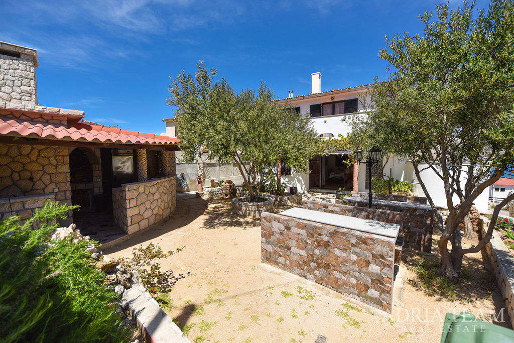 APARTMAN 80,47 m² – 150 M OD MORA – PAG