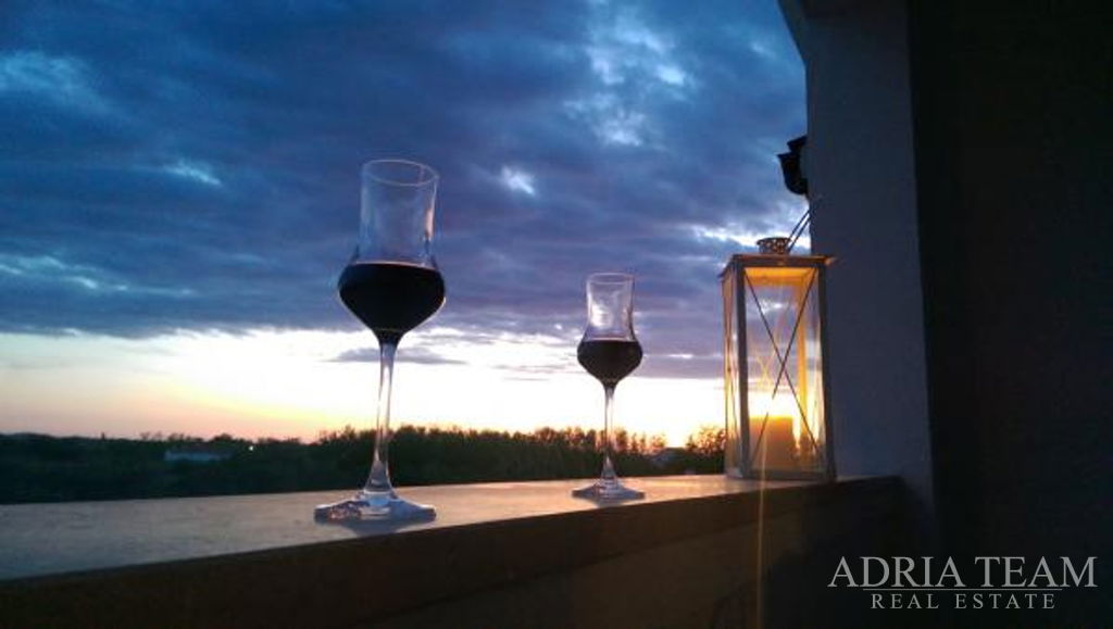 APARTMANSKA KUĆA SA 7 APARTMANA – PRIVLAKA