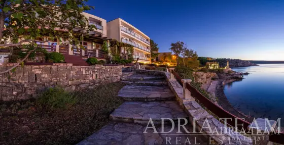 HOTELSKI PROJEKT S GRAĐEVINSKOM DOZVOLOM – NOVIGRAD nekretnina za prodaju