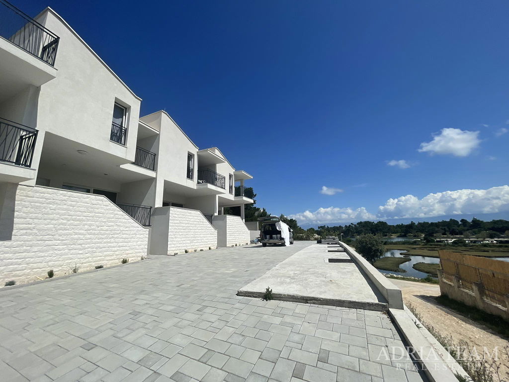 KUĆICA U NIZU, 50 m OD MORA, ODLIČNA POZICIJA - ZATON, NIN