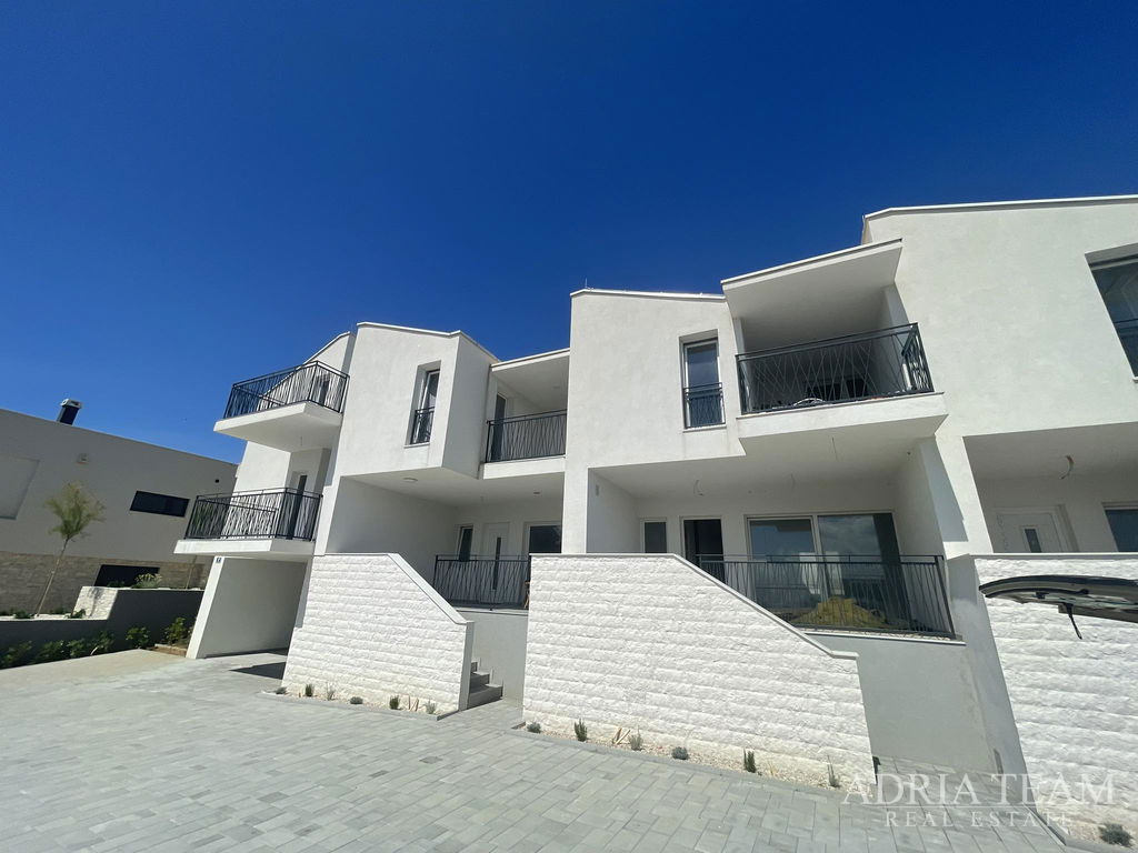 KUĆICA U NIZU, 50 m OD MORA, ODLIČNA POZICIJA - ZATON, NIN