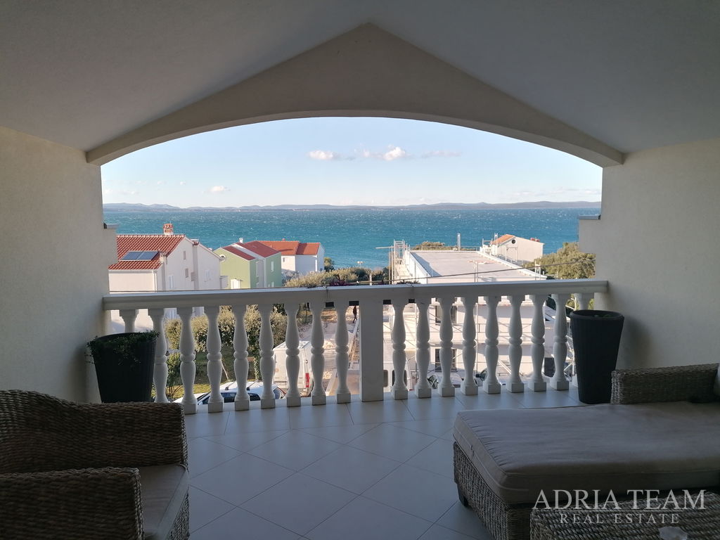 APARTMANSKA KUĆA S 3 APARTMANA, 120 m OD MORA - PETRČANE, ZADAR