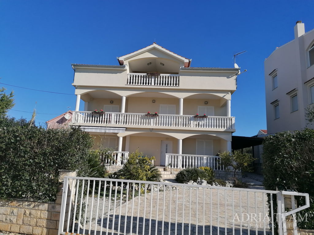 APARTMANSKA KUĆA S 3 APARTMANA, 120 m OD MORA - PETRČANE, ZADAR