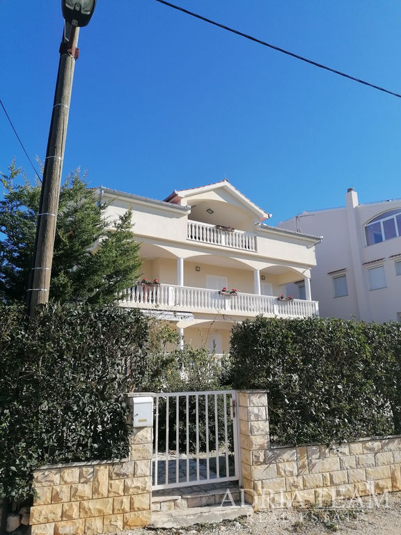 APARTMANSKA KUĆA S 3 APARTMANA, 120 m OD MORA - PETRČANE, ZADAR