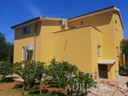 2 KUĆE S VELIKOM OKUĆNICOM, 230m OD PLAŽE - UGLJAN nekretnina za prodaju