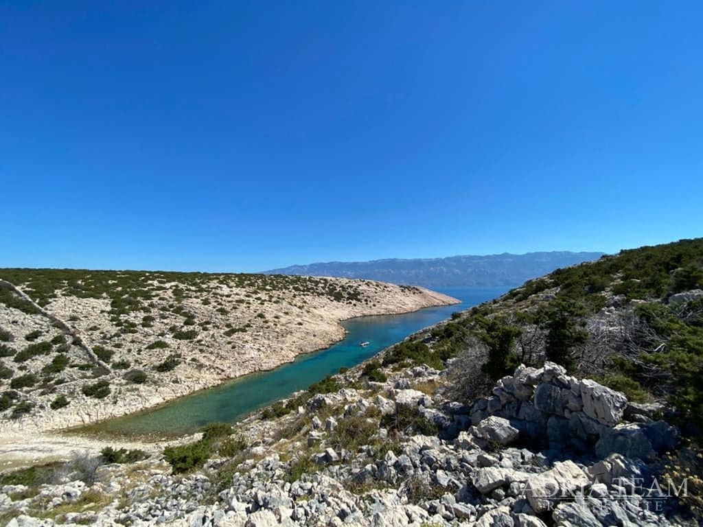 ATRAKTIVNO POLJOPRIVREDNO ZEMLJIŠTE 6 HA S GOSPODARSKIM OBJEKTOM – NOVALJA,PAG