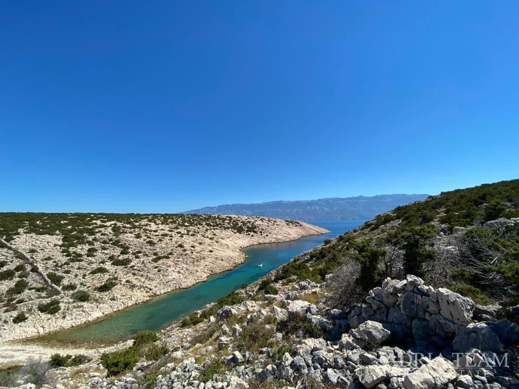 ATRAKTIVNO POLJOPRIVREDNO ZEMLJIŠTE 6 HA S GOSPODARSKIM OBJEKTOM – NOVALJA,PAG