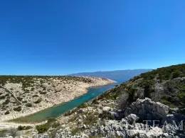 ATRAKTIVNO POLJOPRIVREDNO ZEMLJIŠTE 6 HA S GOSPODARSKIM OBJEKTOM – NOVALJA,PAG nekretnina za prodaju