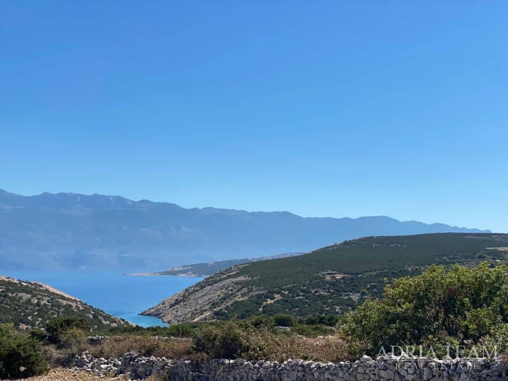 ATRAKTIVNO POLJOPRIVREDNO ZEMLJIŠTE 6 HA S GOSPODARSKIM OBJEKTOM – NOVALJA,PAG